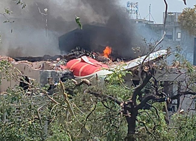 Hindistan’ın Ahmedabad kentinden Londra’ya gitmek üzere havalanan Air India’ya ait yolcu uçağı, kalkıştan saniyeler sonra düştü.