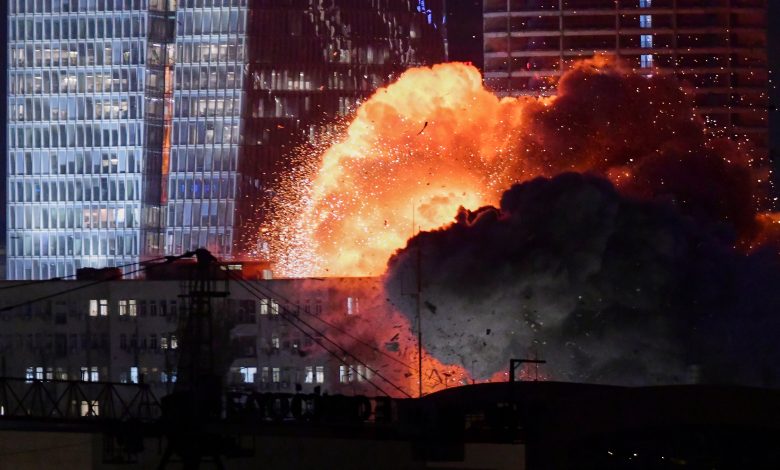 İran'dan gelen yoğun füze ve İHA misillemeleri Tel Aviv dahil birçok kentte can kaybına yol açtı.