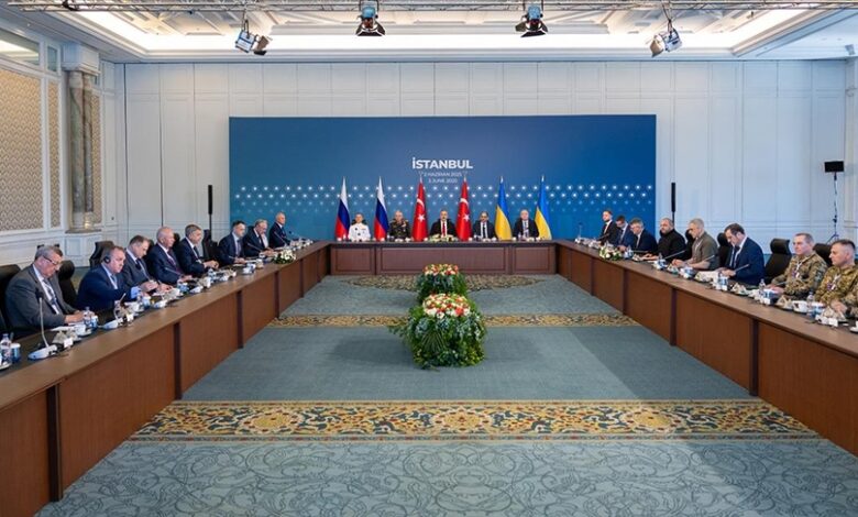 Türkiye, Rusya ve Ukrayna heyetleri İstanbul’da düzenlenen üçlü toplantıda esir değişimi, ateşkes koşulları ve insani yardımları ele aldı.