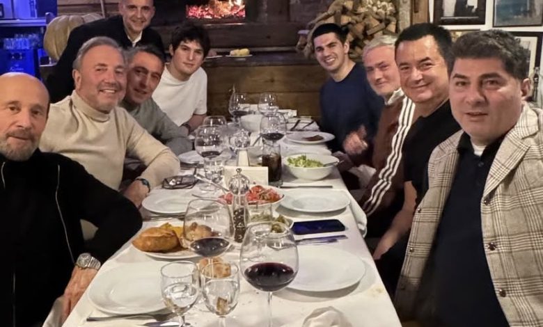 Fenerbahçe'de yöneticilikten ayrılan Acun Ilıcalı ile teknik direktör Jose Mourinho arasındaki iplerin bir not yüzünden koptuğu belirtildi