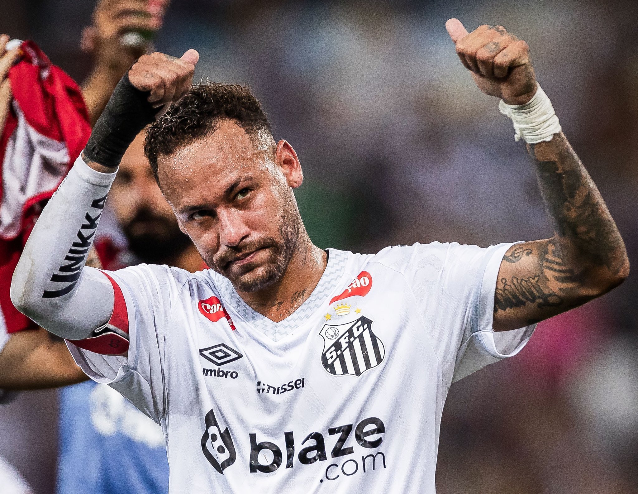 Fransa'nın ünlü spor gazetesi L'Equipe, Fenerbahçe'nin Brezilyalı yıldız Neymar'ı istediğini öne sürdü