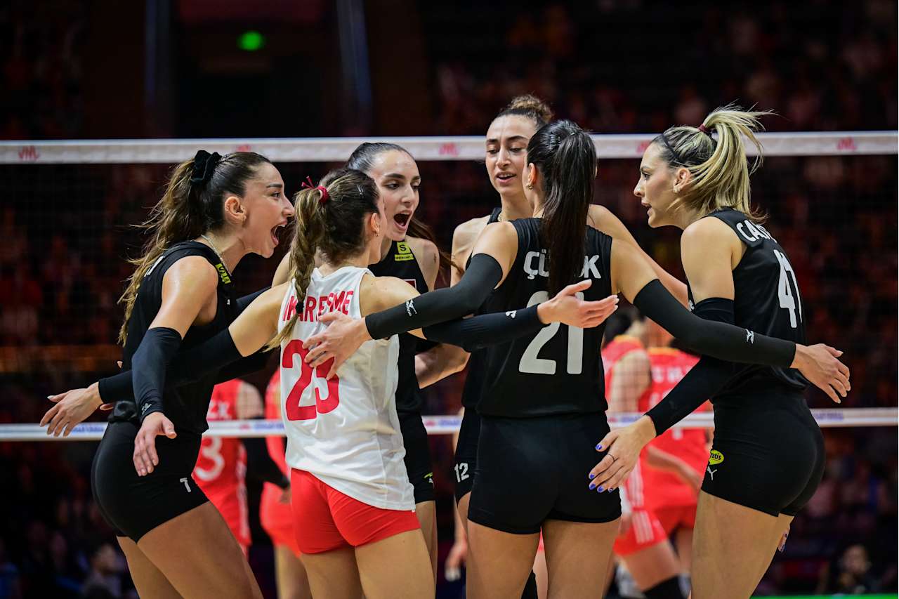 Filenin Sultanları, A Milli Kadın Voleybol Takımımız, ev sahibi Çin'i müthiş bir mücadeleyle 3-2 yenerek dörtte dört yaptı