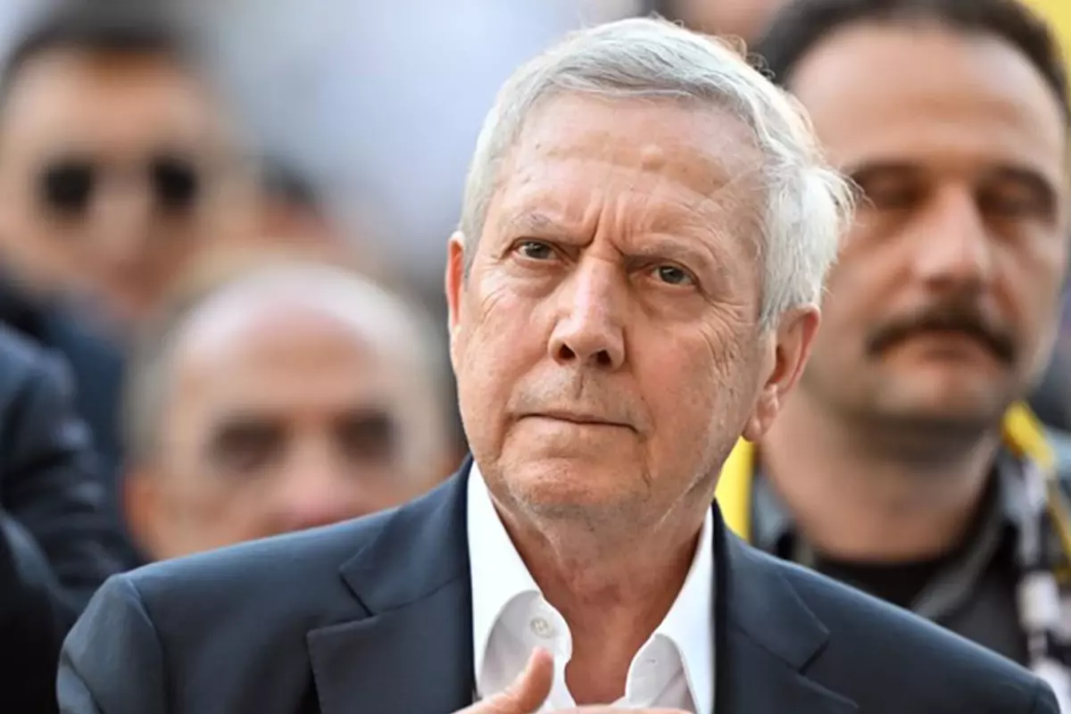 Fenerbahçe'nin eski başkanı Aziz Yıldırım, sarı-lacivertli kulübün içinde bulunduğu duruma sert tepki gösterdi.