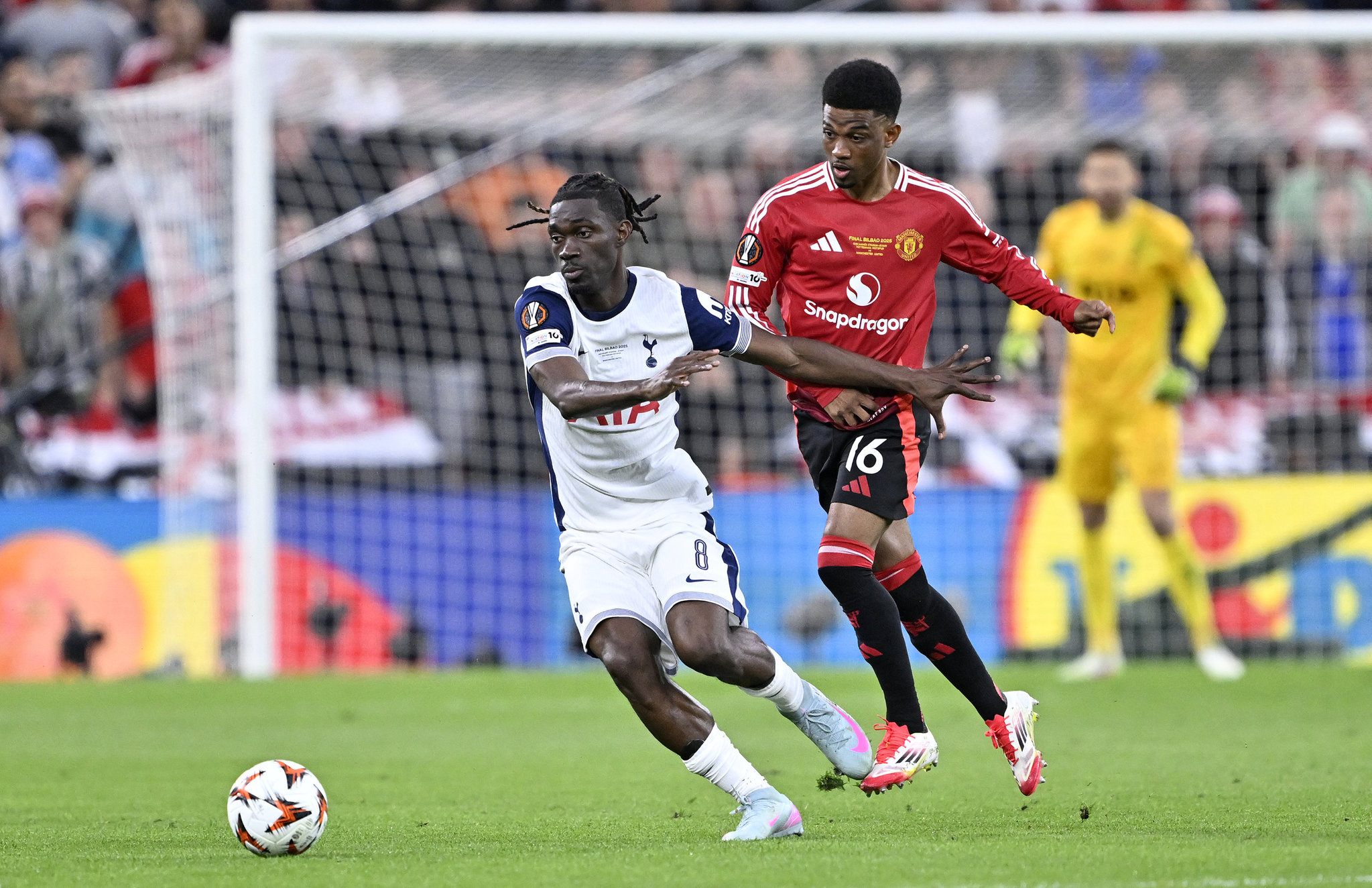 Fenerbahçe Başkanı Ali Koç, teknik direktör Jose Mourinho ile görüşen Yves Bissouma transferini bitirmek için Londra'ya gidiyor