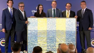 Fenerbahçe Başkanı Ali Koç ile Chobani CEO'su Hamdi Ulukaya, stadyum isim hakkı ve göğüs sponsorluğu anlaşmasını resmen imzaladı