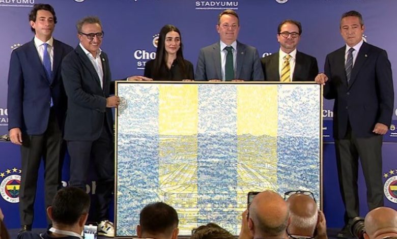 Fenerbahçe Başkanı Ali Koç ile Chobani CEO'su Hamdi Ulukaya, stadyum isim hakkı ve göğüs sponsorluğu anlaşmasını resmen imzaladı