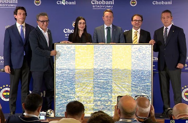 Fenerbahçe Başkanı Ali Koç ile Chobani CEO'su Hamdi Ulukaya, stadyum isim hakkı ve göğüs sponsorluğu anlaşmasını resmen imzaladı