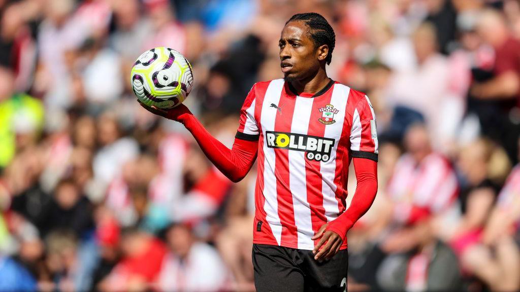 Fenerbahçe, Beşiktaş’ın transfer listesinde yer alan İngiliz sağ bek Kyle Walker-Peters için resmi teklif yaptı.