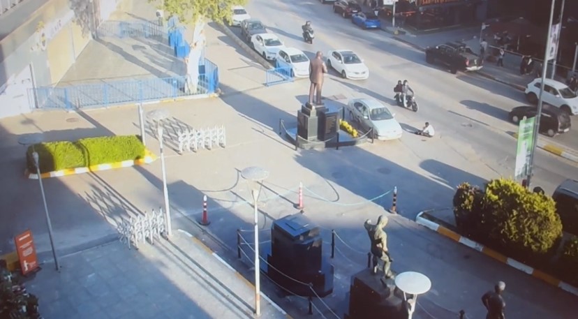 Fenerbahçe Stadı önünde stadyuma el hareketi yaptığı gerekçesiyle durdurulmak istenen Okan O., güvenlik görevlisini aracıyla sürükledi.