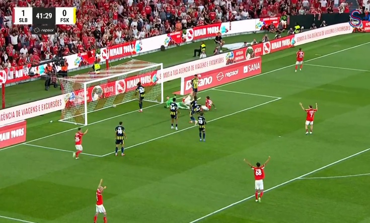 İlk 4 hazırlık maçında 3 galibiyet, 1 beraberlik alan Fenerbahçe, Portekiz'in Benfica ekibine 3-2 mağlup oldu