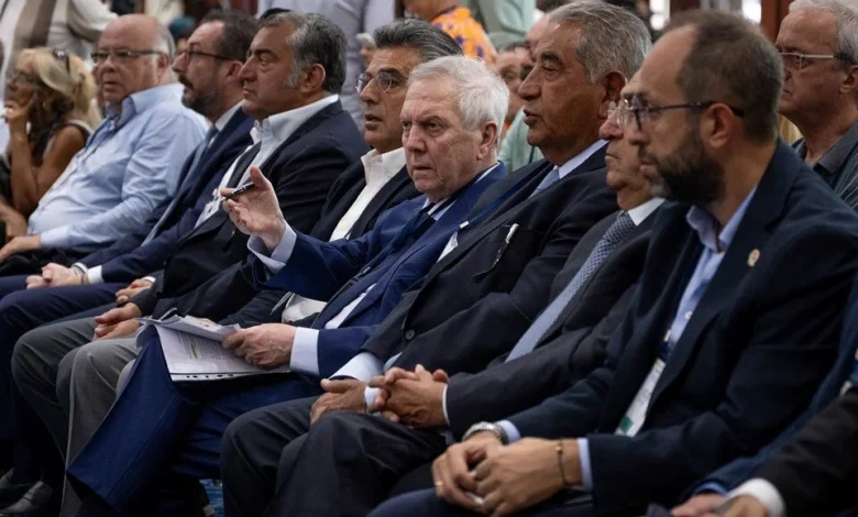 Fenerbahçe Divan Kurulu, yıllardır süren şampiyonluk özlemi, kulislerdeki adaylık tartışmaları ve Aziz Yıldırım'ın sert çıkışlarıyla tarihe geçti.