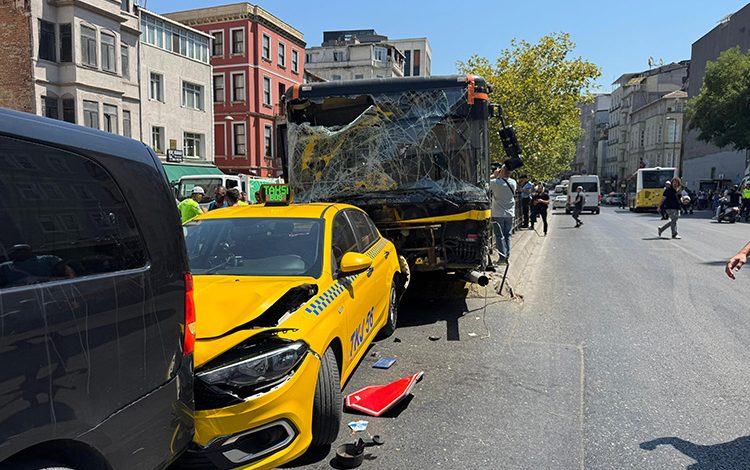 Beyoğlu Tarlabaşı Bulvarı’nda iki İETT otobüsü, bir çöp kamyonu ve 6 aracın karıştığı zincirleme kazada 5 kişi yaralandı.