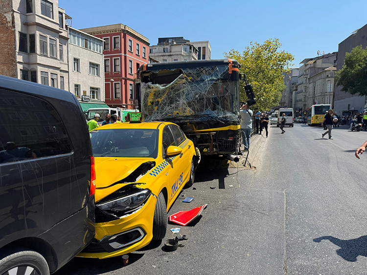 Beyoğlu Tarlabaşı Bulvarı’nda iki İETT otobüsü, bir çöp kamyonu ve 6 aracın karıştığı zincirleme kazada 5 kişi yaralandı.
