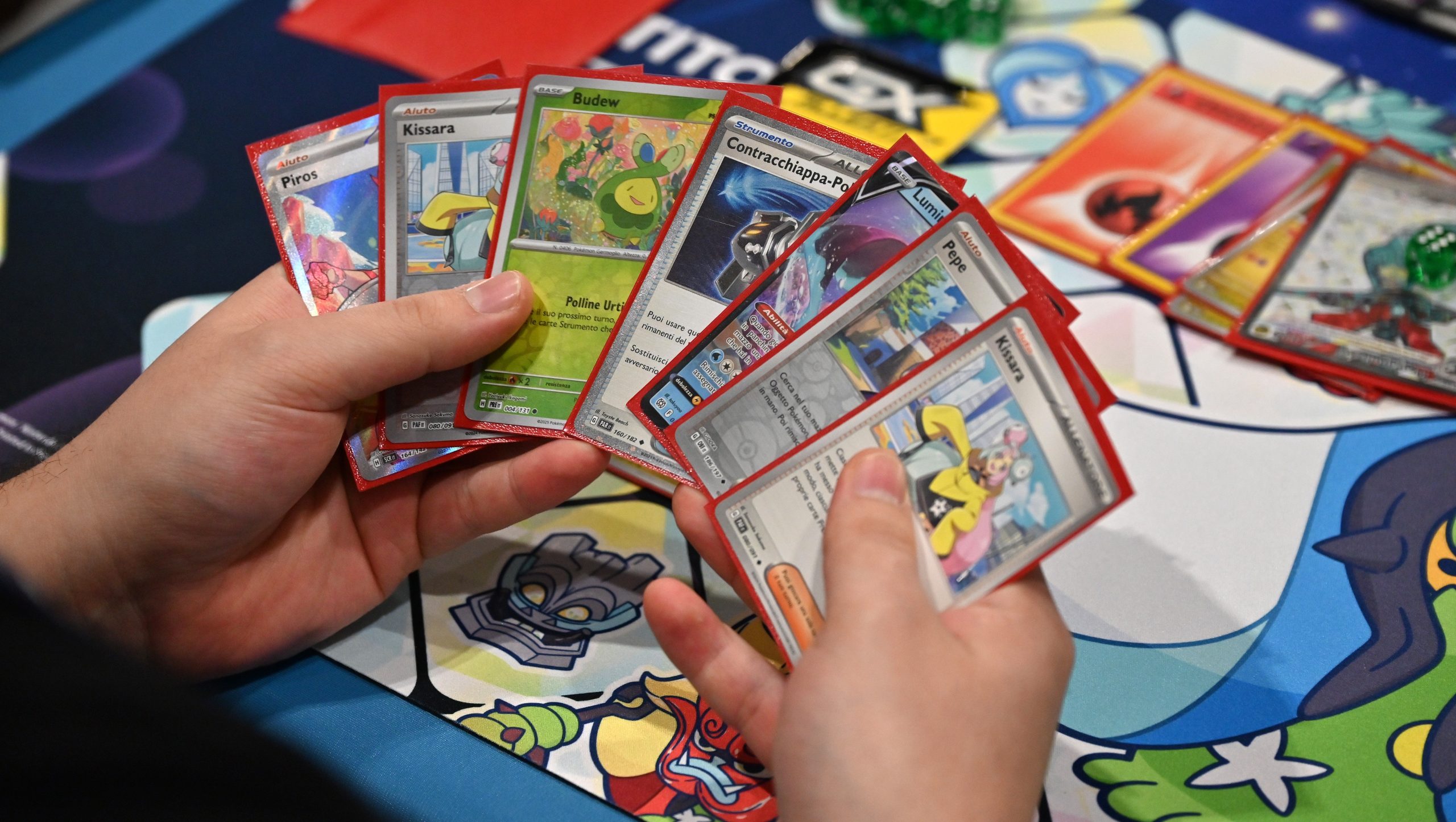 Japonya'da bir Pokémon kartı mağazası, komşu dükkanın sahibi tarafından soyuldu. Yaklaşık 94 bin dolar değerinde ürün çalındı.