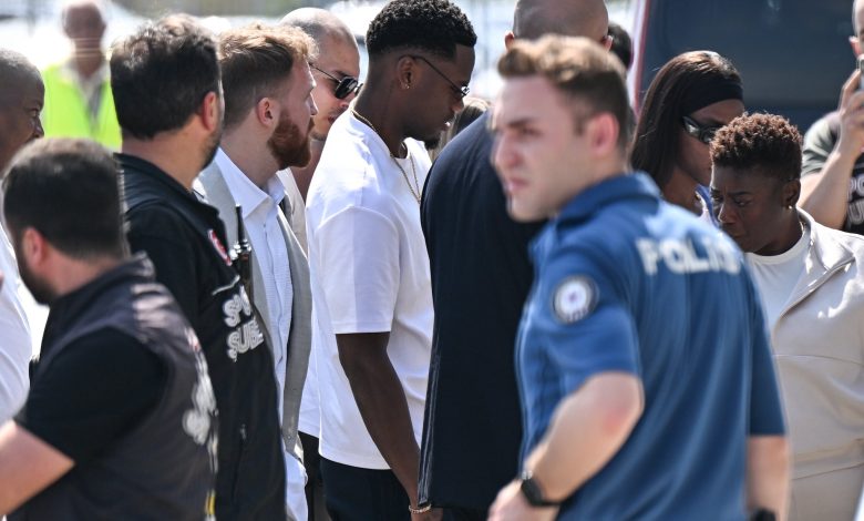 Fenerbahçe'nin Al Nassr'dan transfer ettiği Jhon Duran, İstanbul'da. İngiliz basınına göre 21 yaşındaki oyuncu için ödenecek bonservis 76 milyon Euro
