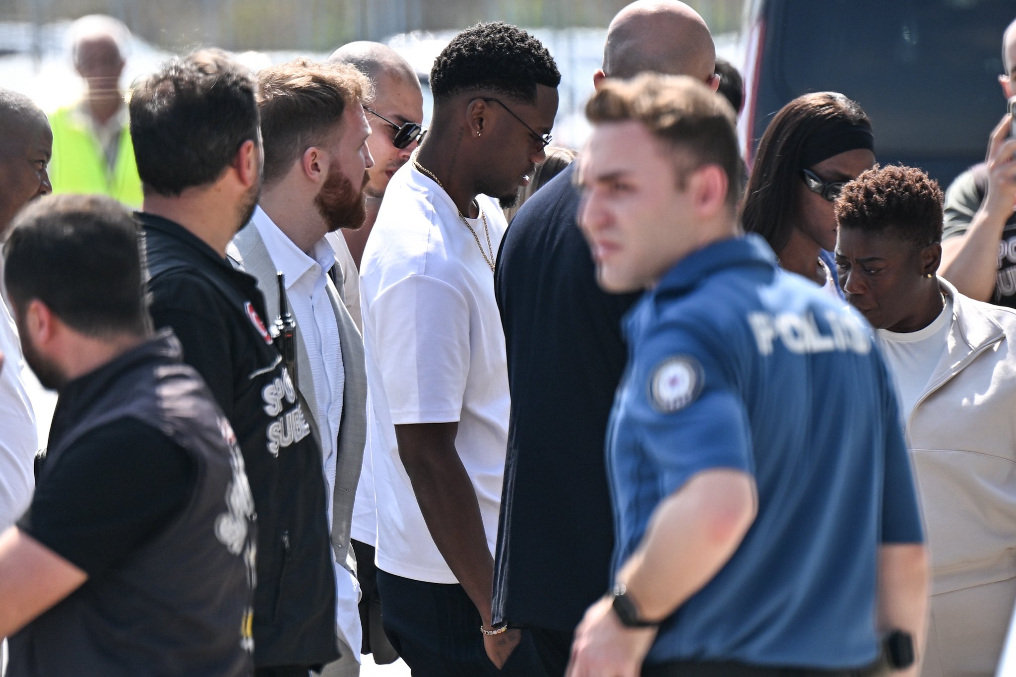 Fenerbahçe'nin Al Nassr'dan transfer ettiği Jhon Duran, İstanbul'da. İngiliz basınına göre 21 yaşındaki oyuncu için ödenecek bonservis 76 milyon Euro