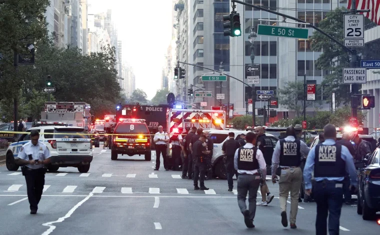 New York’ta finans ve medya devlerine ev sahipliği yapan 345 Park Avenue binasında yaşanan silahlı saldırıda dört kişi öldü, biri ağır yaralandı.
