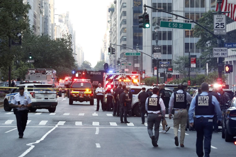 New York’ta finans ve medya devlerine ev sahipliği yapan 345 Park Avenue binasında yaşanan silahlı saldırıda dört kişi öldü, biri ağır yaralandı.