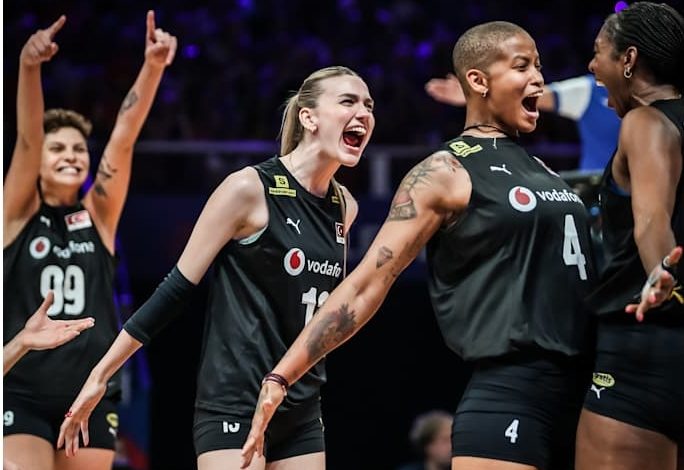 Filenin Sultanları, FIVB Milletler Ligi'nde 3. haftanın ilk maçında ev sahibi Hollanda karşısında 3-0 galip geldi ve finallere katılım hakkı elde etti