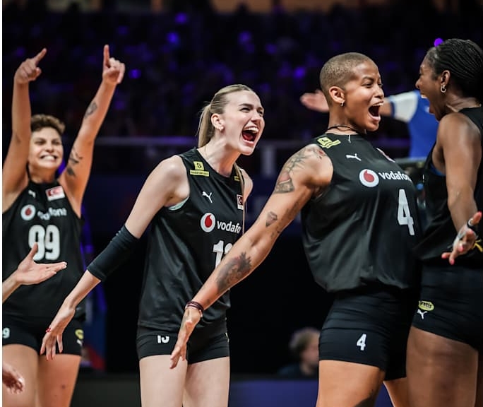 Filenin Sultanları, FIVB Milletler Ligi'nde 3. haftanın ilk maçında ev sahibi Hollanda karşısında 3-0 galip geldi ve finallere katılım hakkı elde etti