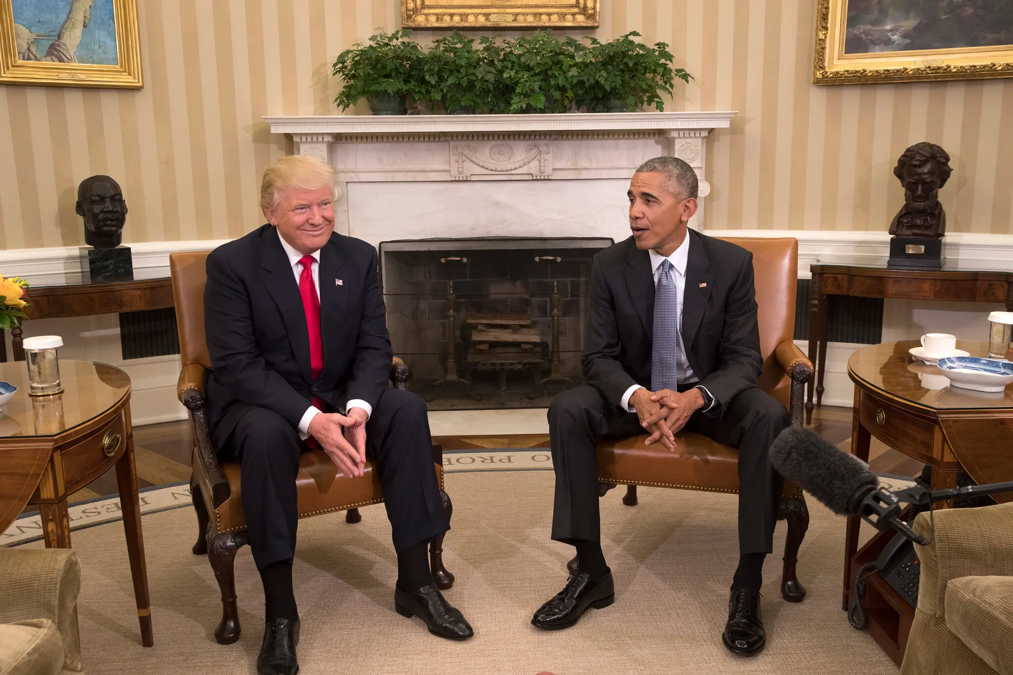 ABD Başkanı Donald Trump, eski Başkan Barack Obama’nın Oval Ofis’te gözaltına alındığını gösteren sahte bir videoyu sosyal medyada paylaştı.