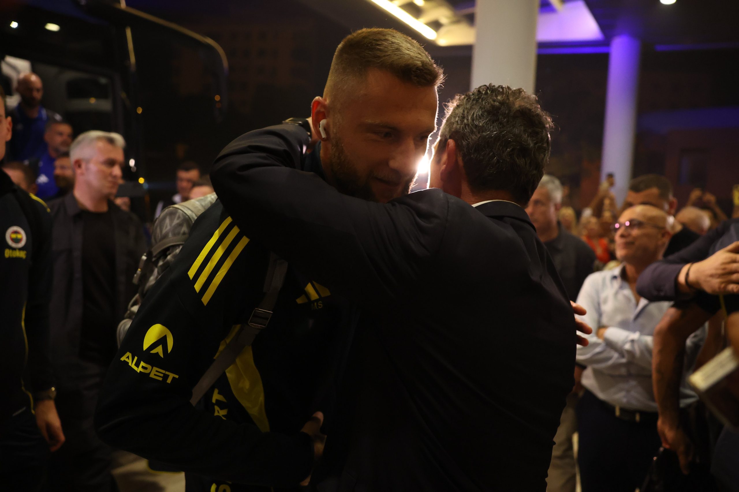 Fenerbahçe Başkanı Ali Koç, eski Galatasaraylı Kerem Aktürkoğlu için Benfica'dan haber beklediklerini açıkladı