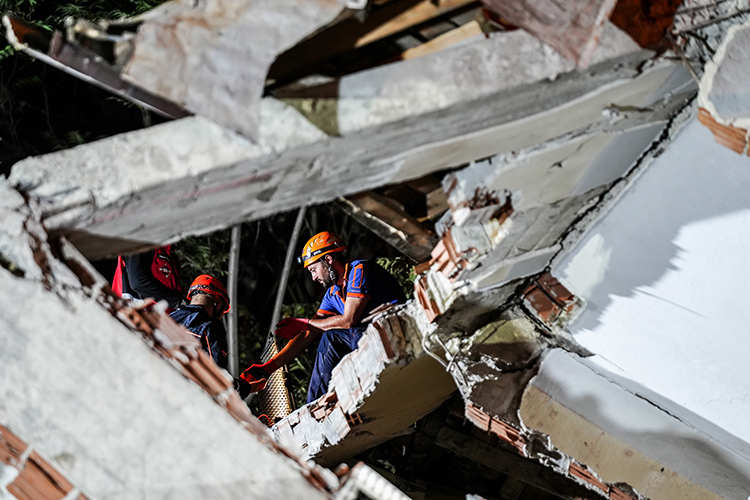 Balıkesir’in Sındırgı ilçesinde meydana gelen 6,1 büyüklüğündeki deprem, çevre illerde de hissedildi.