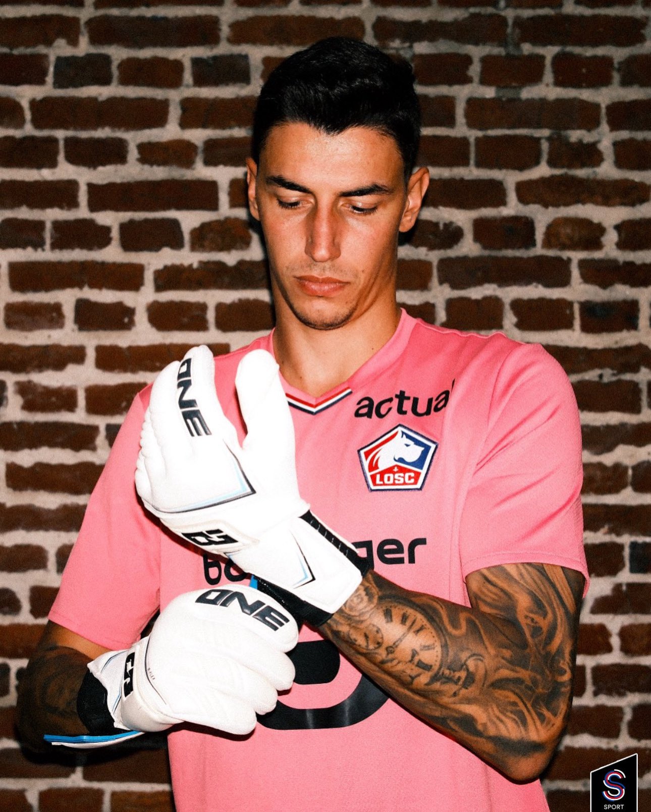 Berke Özer, Eyüpspor'dan 3 gün önce transfer olduğu Lille'in ligde 3-3 berabere kaldığı Brest deplasmanında kaleye geçti