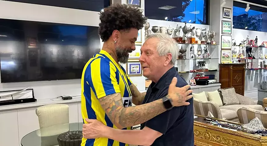 Fenerbahçe’nin eski Brezilyalı orta sahası Cristian Baroni, Benfica maçı için İstanbul'a geldi.