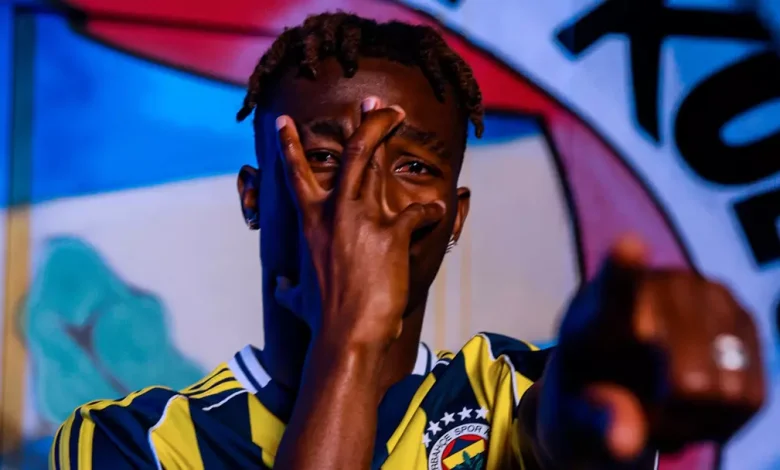 Mali asıllı futbolcu Dorgeles Nene, sağlık kontrollerini tamamladıktan sonra kendisini 5 yıllığına Fenerbahçe'ye bağlayan sözleşmeye imza attı.