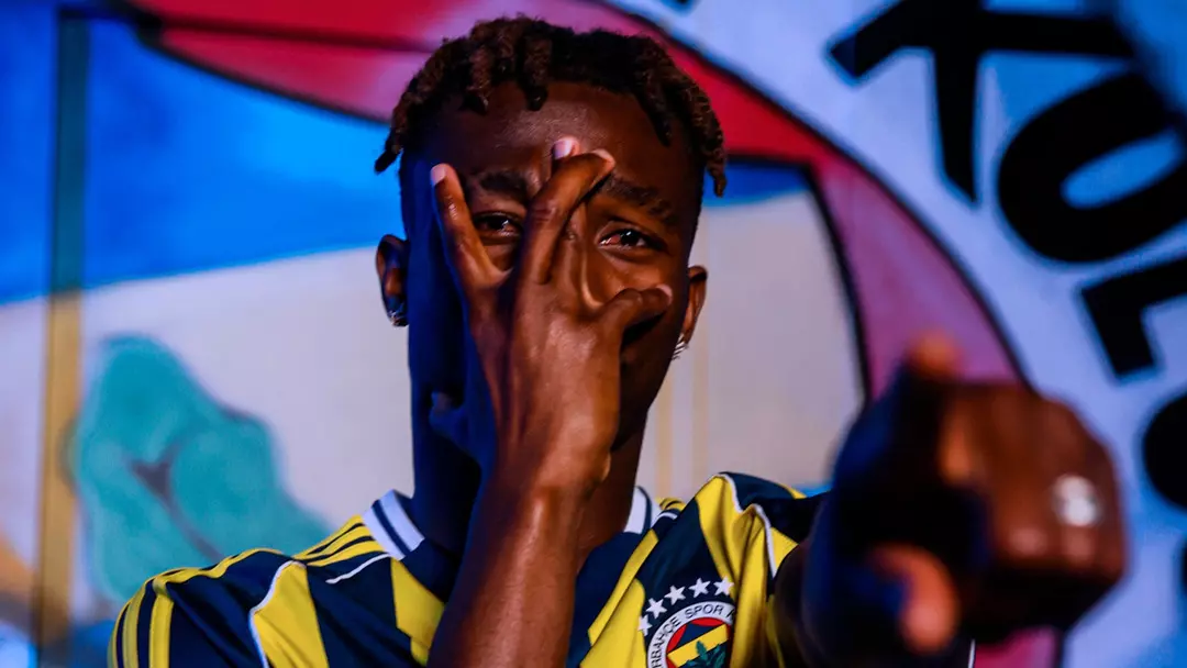 Mali asıllı futbolcu Dorgeles Nene, sağlık kontrollerini tamamladıktan sonra kendisini 5 yıllığına Fenerbahçe'ye bağlayan sözleşmeye imza attı.