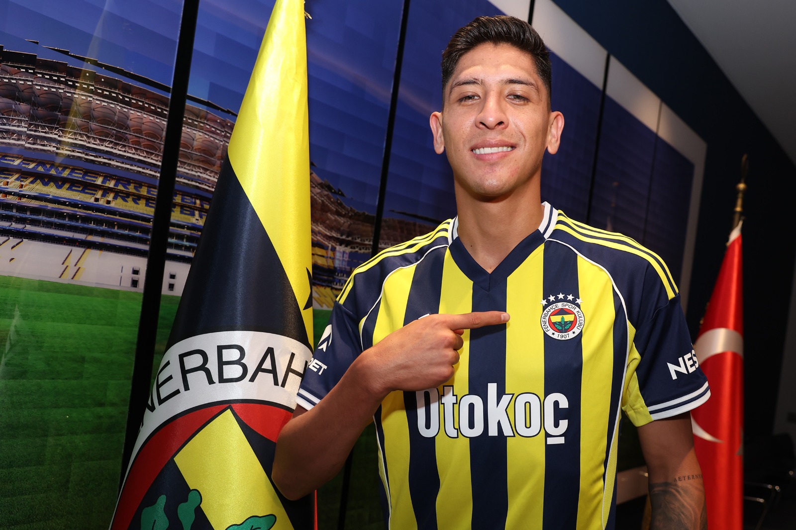 West Ham United’dan satın alma opsiyonuyla kiralanan Meksika Milli Takımı kaptanı Edson Alvarez, Fenerbahçe tarihindeki ikinci Meksikalı futbolcu oldu.