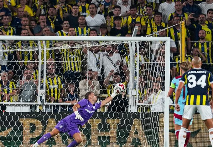 Fenerbahçe, Şampiyonlar Ligi 3. Ön Eleme Turu'nda ilk maçta Hollanda'da 2-1 mağlup olduğu Feyenoord'u 5-2 yenerek play-off turuna kaldı