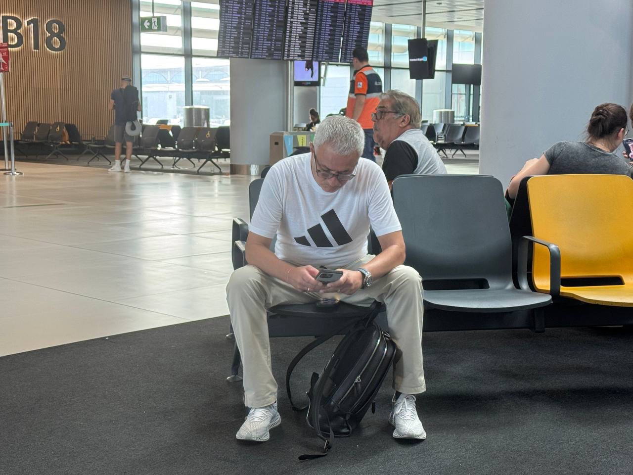 Fenerbahçe ile yollarını ayıran Portekizli teknik direktör Jose Mourinho, İstanbul Havalimanı’ndan Portekiz’e hareket etti.