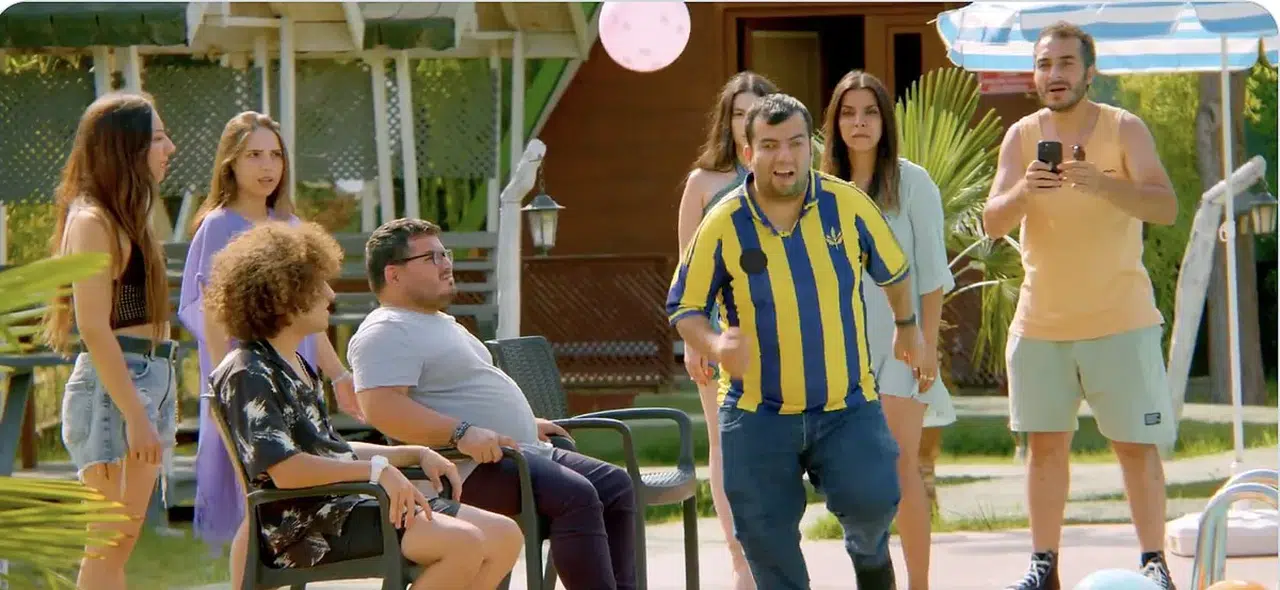 Sosyal medya fenomeni Mustafa Başaran’ın hayatını konu alan “Kadıköy Boğası” filminin galasında yansıyan görüntüler, izleyicilerin sert eleştirilerine neden oldu.