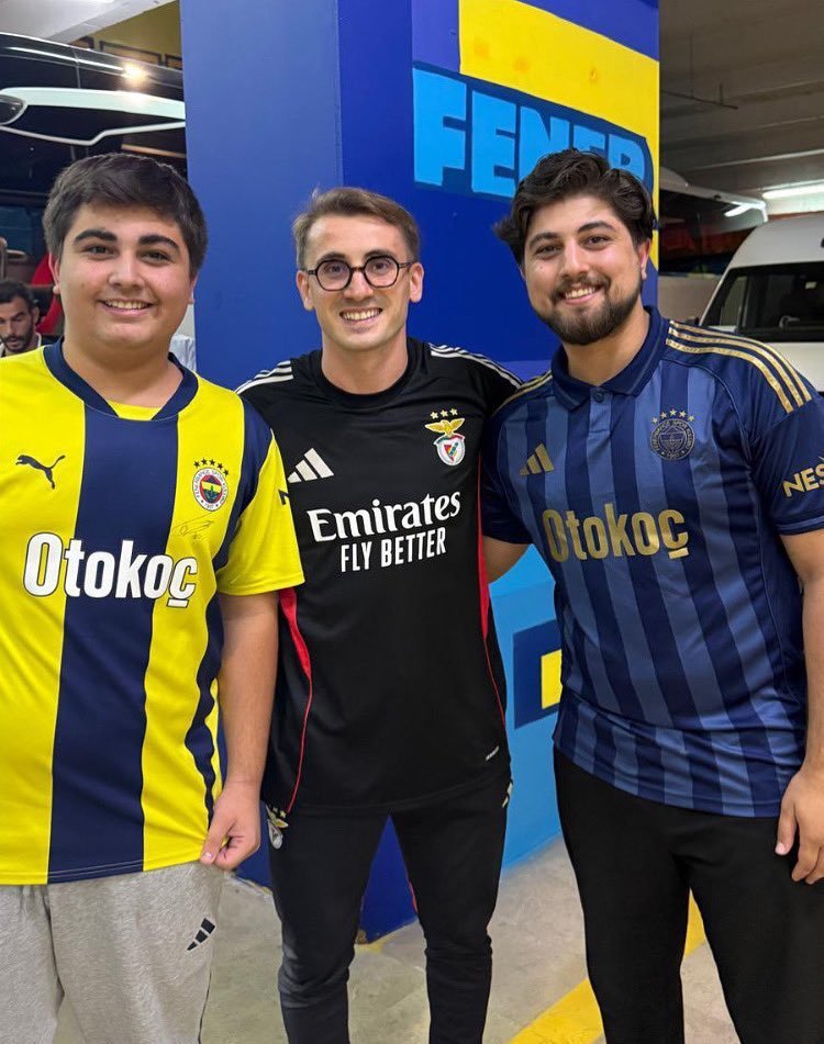 Portekiz basınına göre Benfica, Kerem Aktürkoğlu ile yeni sözleşme imzalayacak. Fenerbahçe'ye yakın kaynaklar ise "Transfer bitti" iddiasında