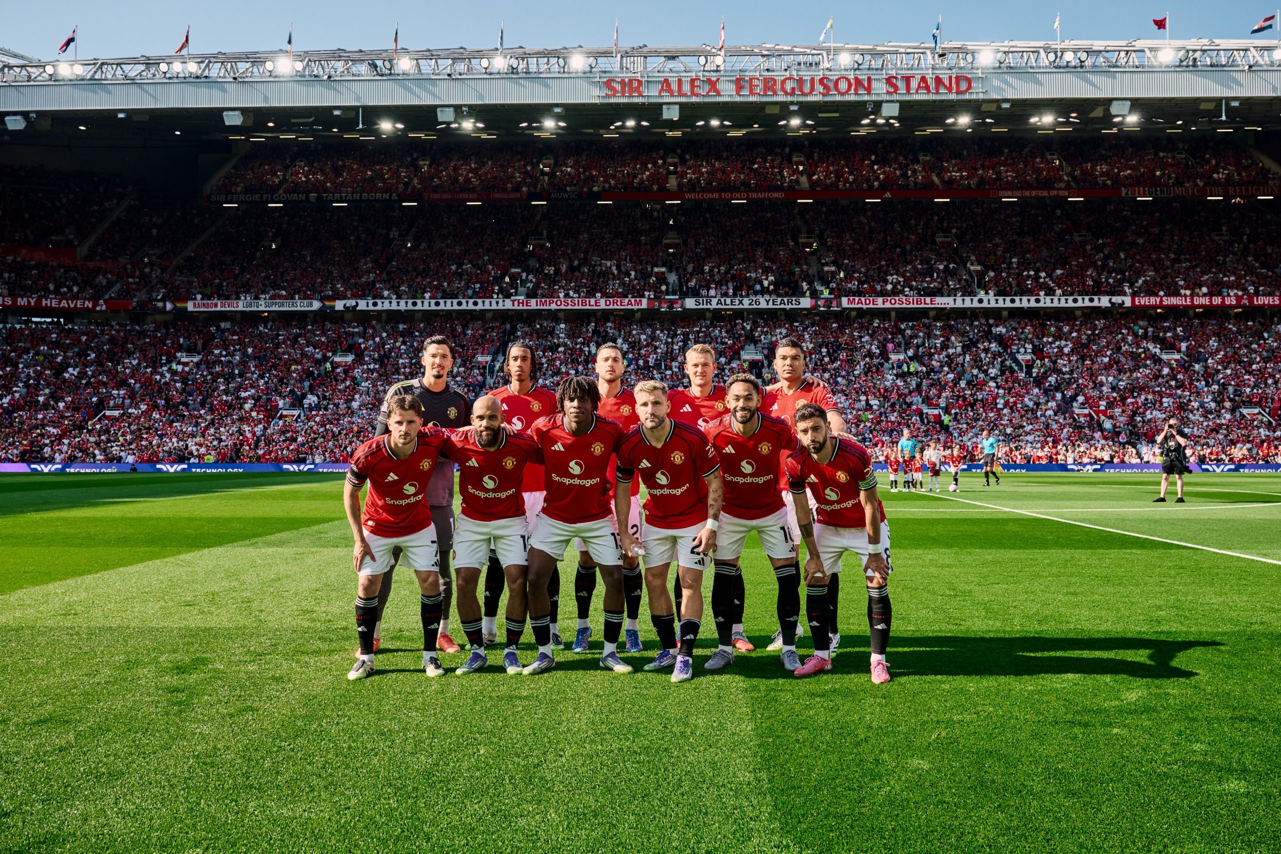 İngiltere Premier Lig'de Arsenal, Manchester United'ı deplasmanda 1-0 yenerken gol öncesi kaleci Altay Bayındır'a yapılan faul dikkat çekti