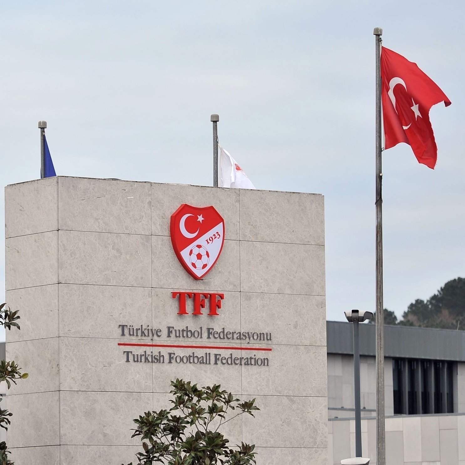 Türkiye Futbol Federasyonu, Avrupa kupaları nedeniyle Fenerbahçe, Beşiktaş ve Başakşehir'in ilk hafta maçlarını erteledi