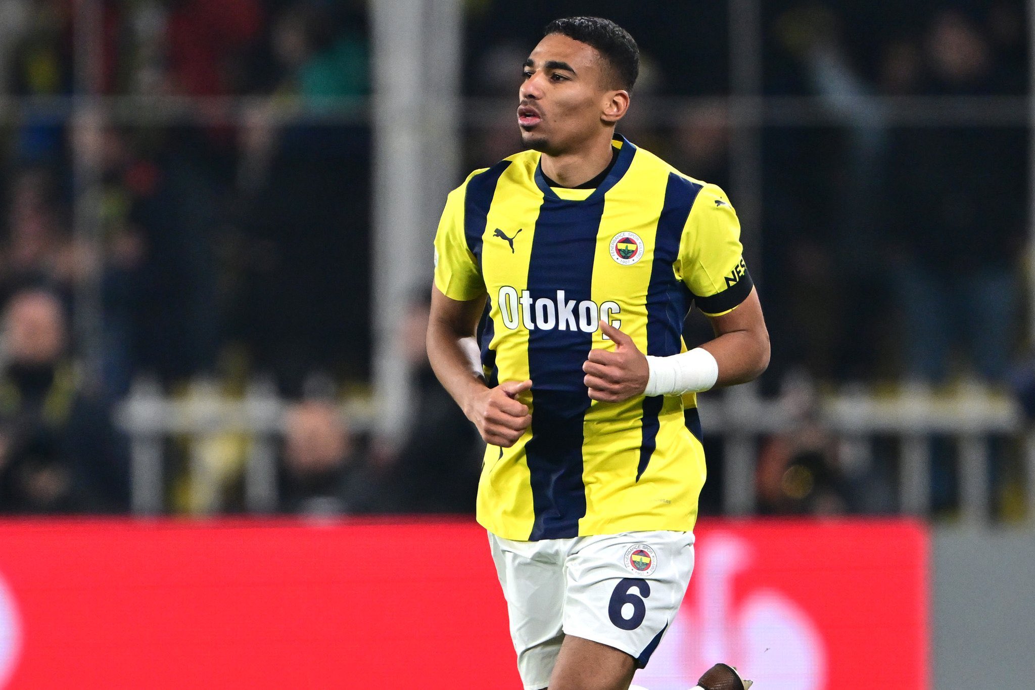 Fenerbahçeli savunmacı Alexander Djiku, 2.5 milyon Euro bonservis bedeli karşılığında Spartak Moskova'ya transfer oldu