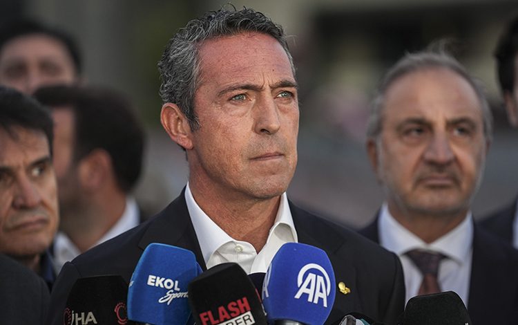 Fenerbahçe’nin eski başkanı Ali Koç, kulüpten 360 milyon lira geri aldığına dair çıkan haberleri asılsız diyerek sert bir dille yalanladı.