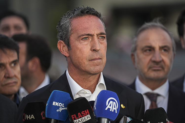 Fenerbahçe’nin eski başkanı Ali Koç, kulüpten 360 milyon lira geri aldığına dair çıkan haberleri asılsız diyerek sert bir dille yalanladı.