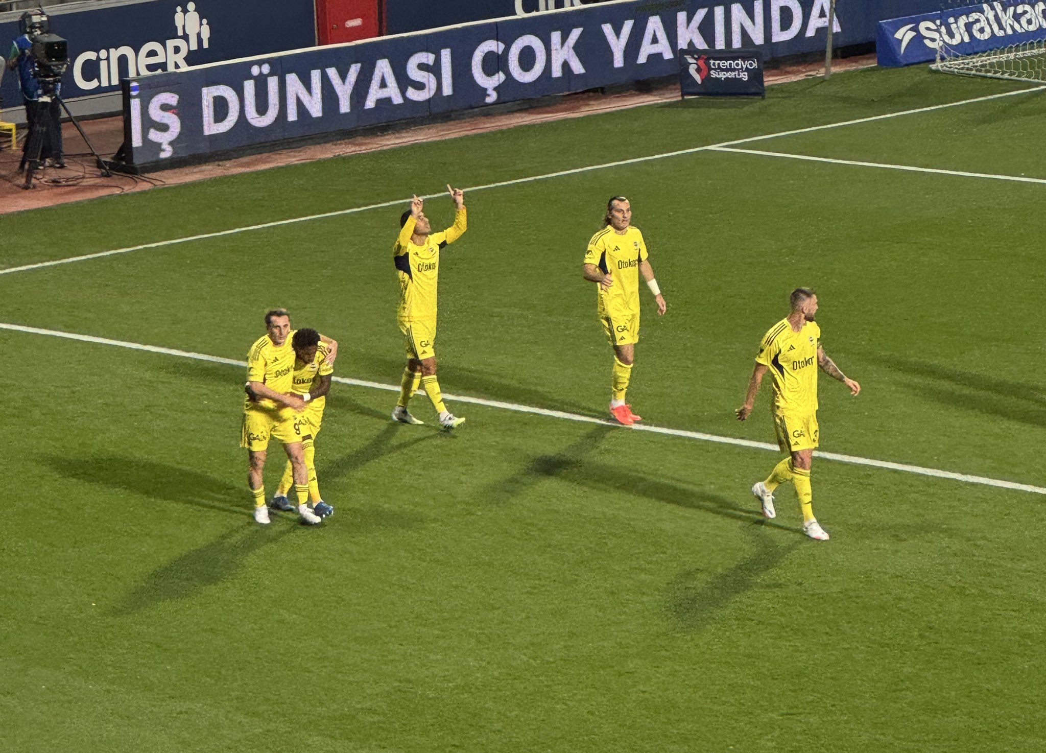 Süper Lig'de erteleme maçında Alanyaspor ile 2-2 berabere kalan Fenerbahçe, Kasımpaşa deplasmanında da 1 puana razı oldu