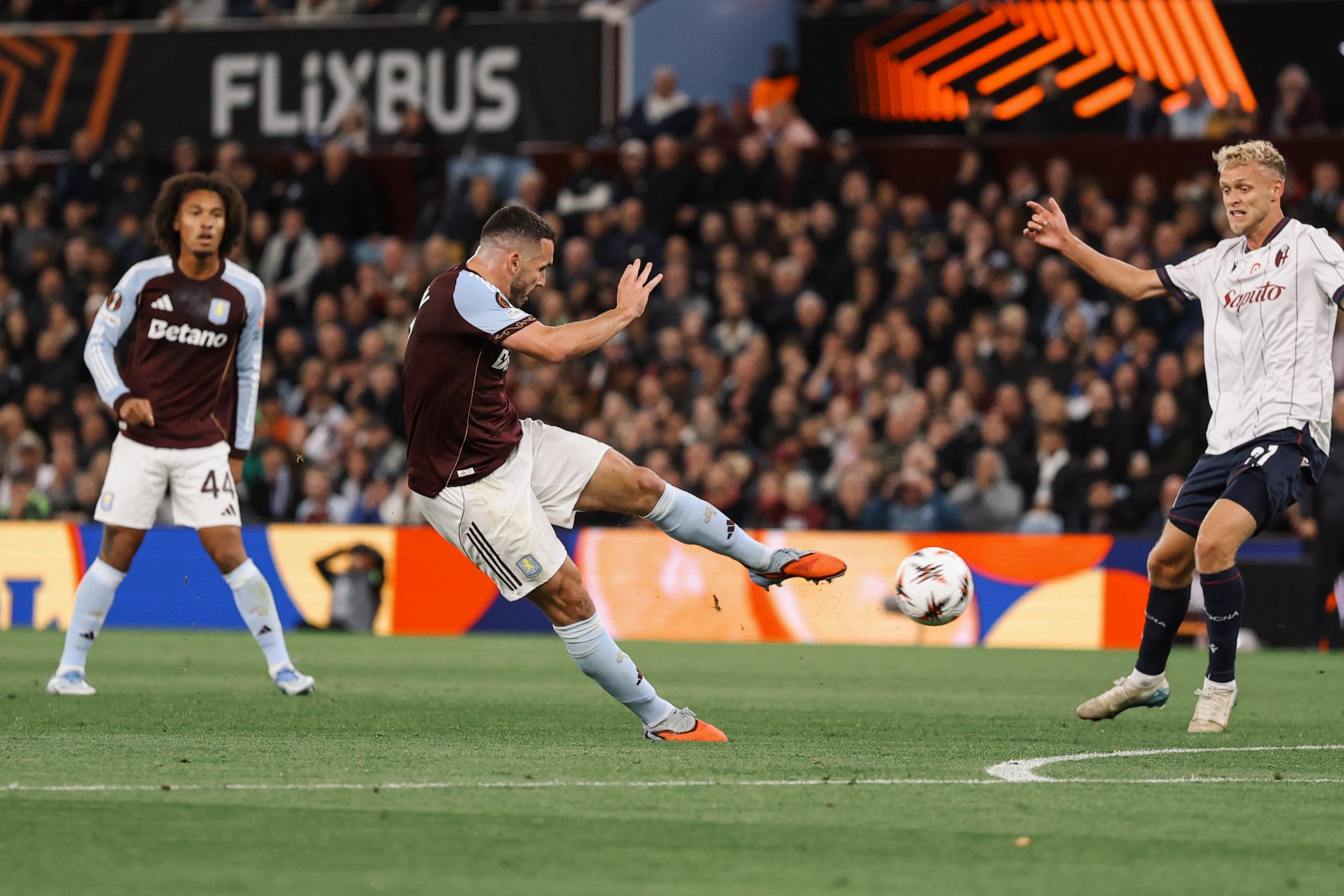 Fenerbahçe'nin UEFA Avrupa Ligi'nde karşılaşacağı rakiplerden Aston Villa, Bologna'yı 1-0 yenerek 132 gün sonra ilk kez kazandı