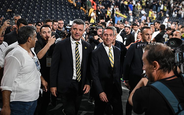 Fenerbahçe’de başkanlık koltuğuna Sadettin Saran oturdu. Tarihi seçim sonrası gazeteci Erdem Atay’ın sert sözleri gündem oldu.