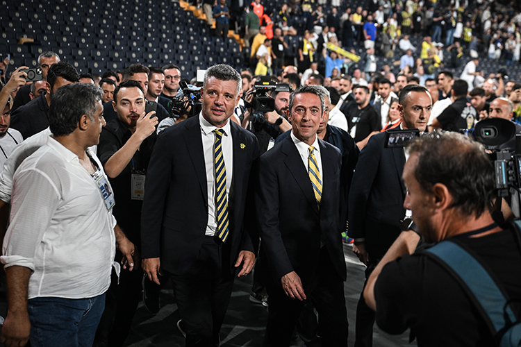 Fenerbahçe’de başkanlık koltuğuna Sadettin Saran oturdu. Tarihi seçim sonrası gazeteci Erdem Atay’ın sert sözleri gündem oldu.