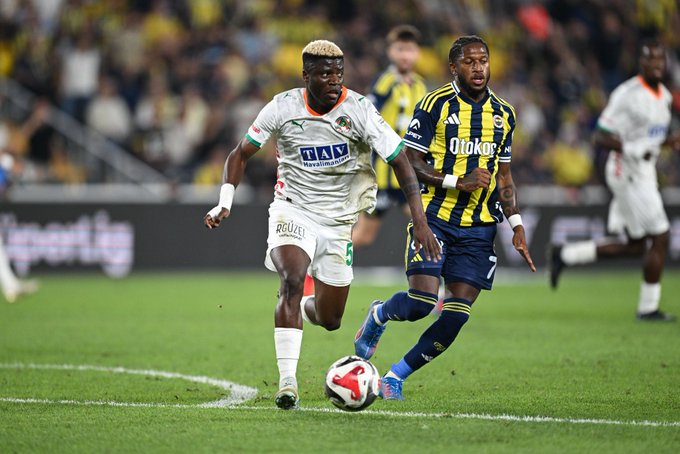 Fenerbahçe, Süper Lig'de, 90+3'te İrfan Can Kahveci'nin yediği hatalı golle kendi sahasında Alanyaspor ile 2-2 berabere kaldı
