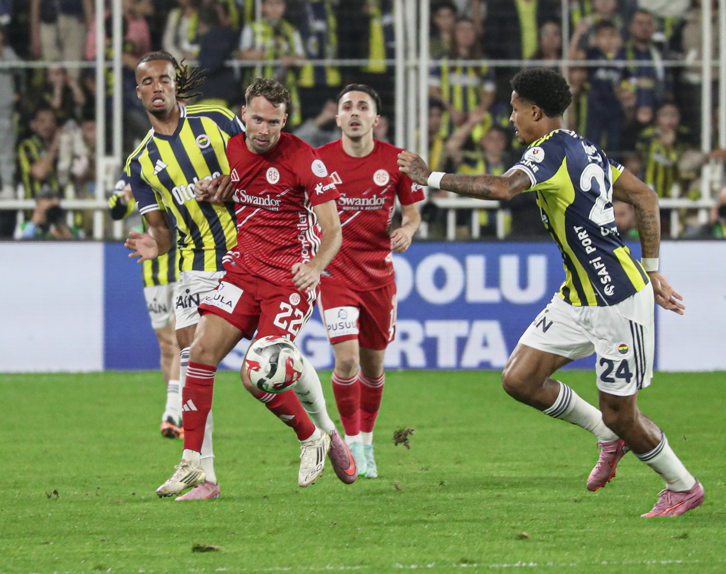 Fenerbahçe, kalecisi Julian'ın devleştiği Antalyaspor'u Anderson Talisca ve Szymanski'nin golleriyle yendi