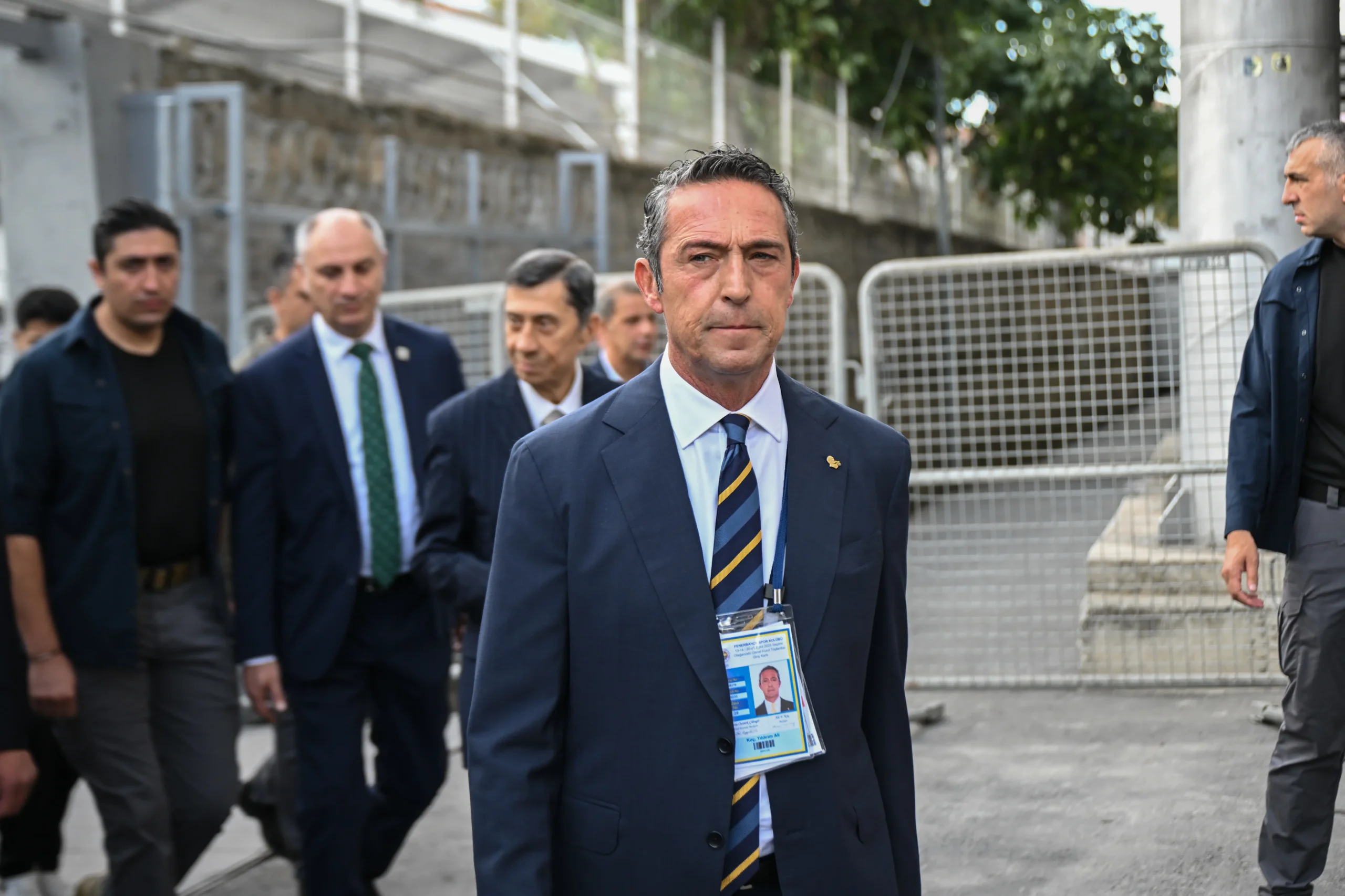 Fenerbahçe Kulübünün olağanüstü seçimli genel kurulunda, başkan Ali Koç ve yönetim kurulu üyeleri mali ve idari yönden oy çokluğuyla ibra edildi.