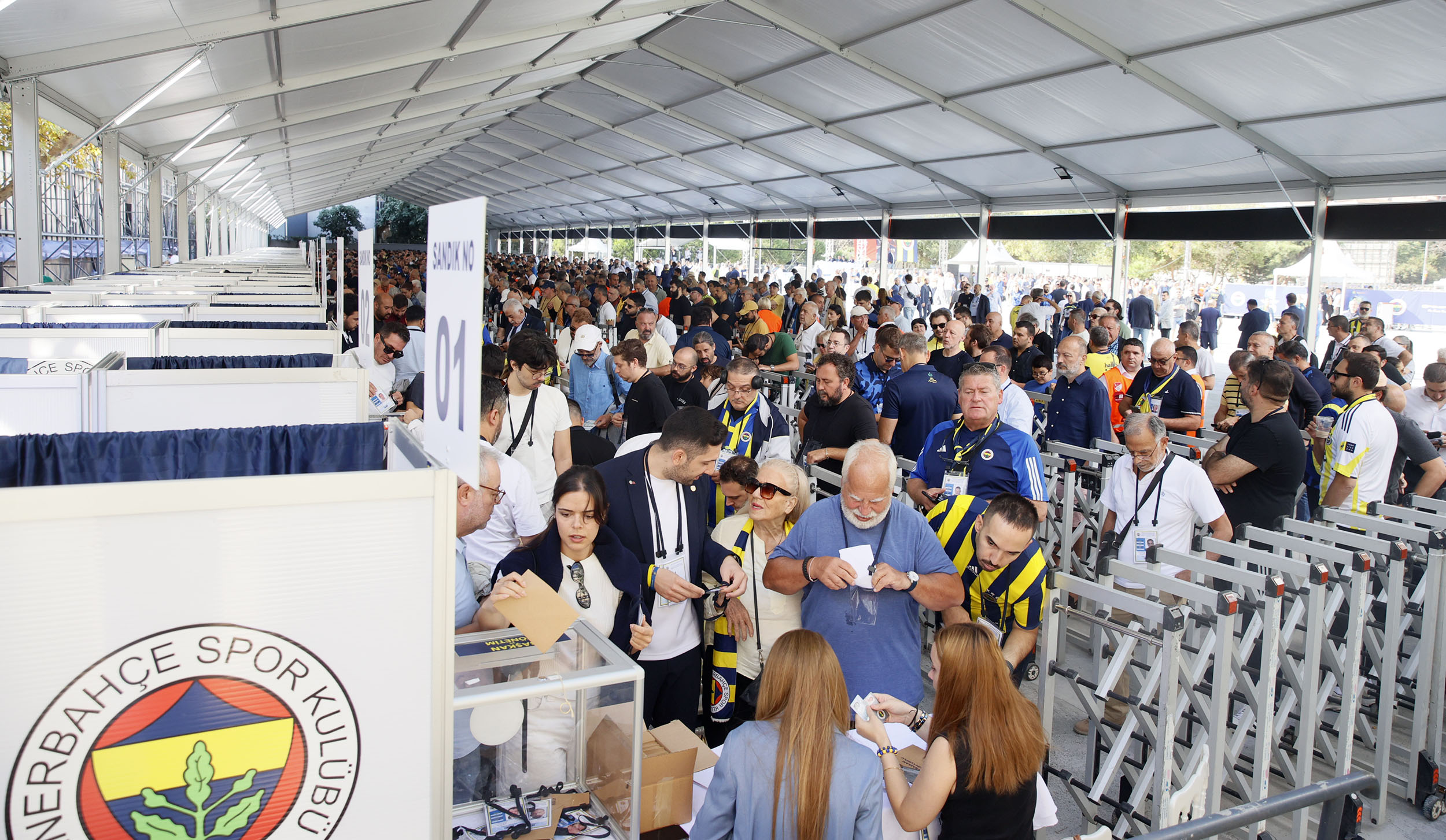 Chobani Stadı yanındaki alanda sabah 10.00’da başlayan oy verme işlemi 17.00’de sona erdi. Ali Koç ve Sadettin Saran oylarını kullandı; sayım süreci başladı, camia nefesini tuttu.