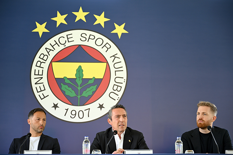 Fenerbahçe, yeni teknik direktörü Domenico Tedesco için imza töreni düzenledi. Başkan Ali Koç, hedeflerinin şampiyonluk olduğunu açıkladı.